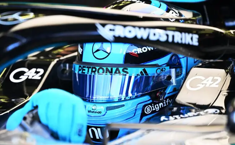 George Russell a bordo della W17