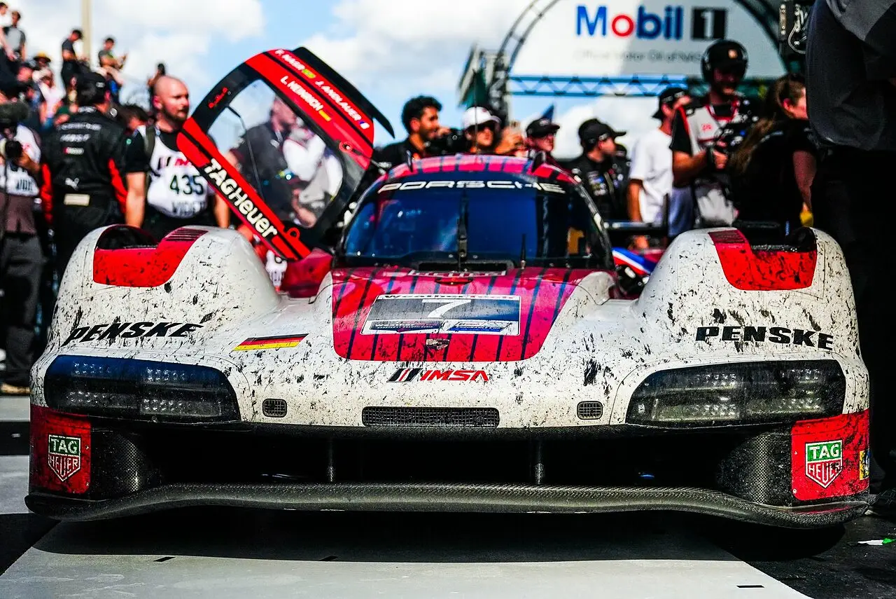 La Porsche 963 #7 in Victory Lane