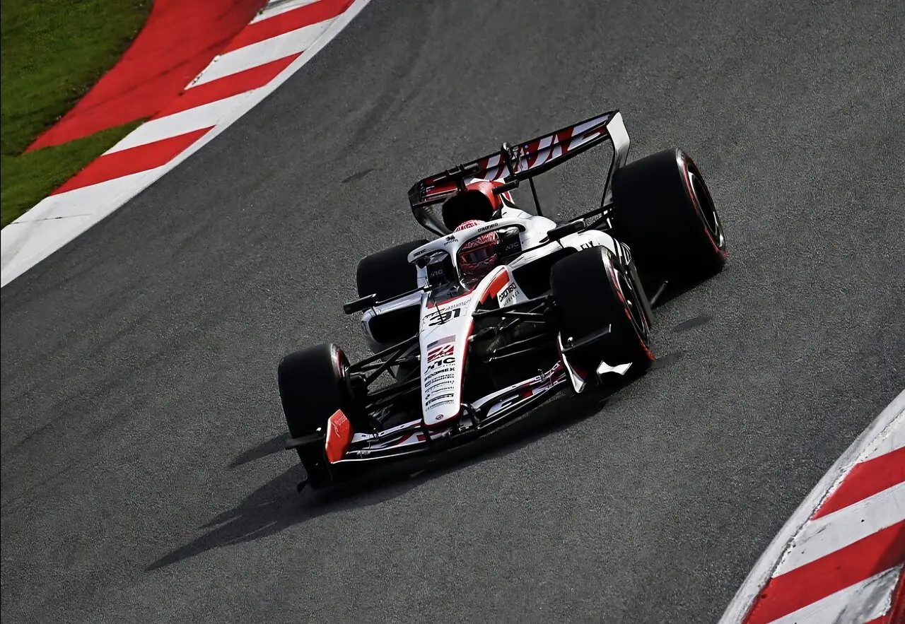 Esteban Ocon in pista con la Haas VF26