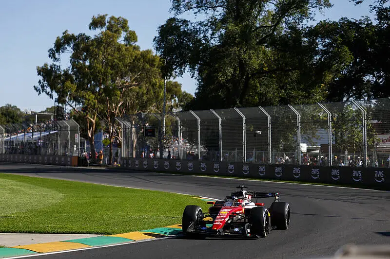 GP Australia 2026, Charles Leclerc sul podio a Melbourne: “In difesa la batteria è un incubo”