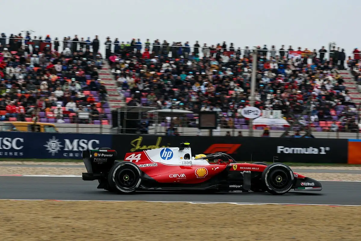 GP Cina 2026, bentornato Lewis. Il primo podio in Ferrari è un sogno (per tutti) che si avvera