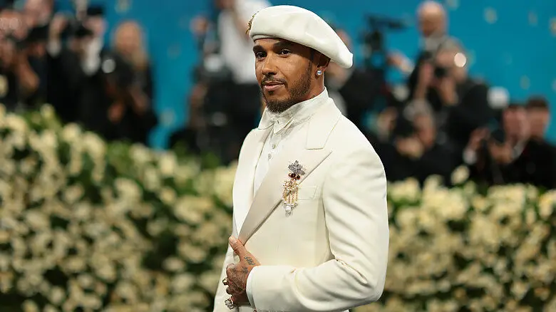 Lewis Hamilton al Met Gala nel 2025