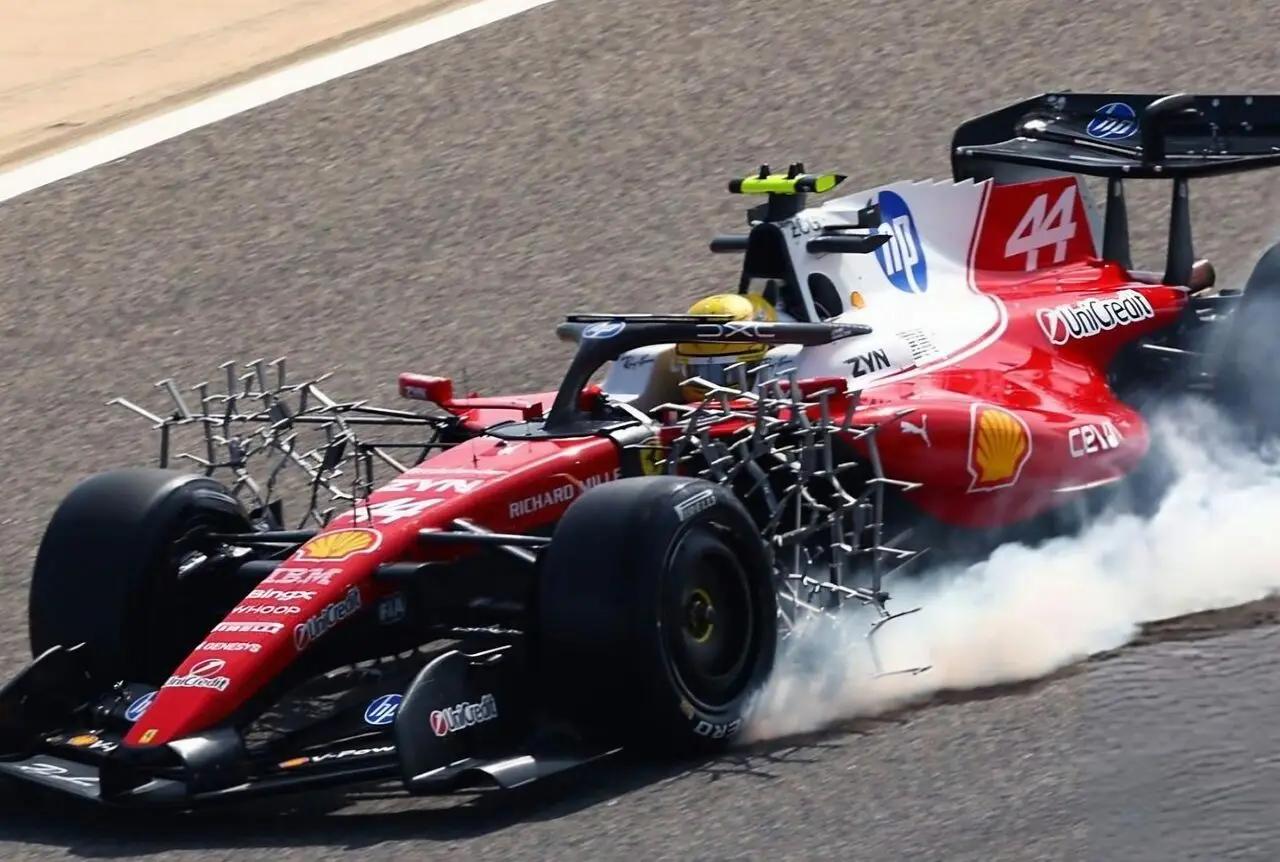 Lewis Hamilton al bloccaggio con la sua SF26