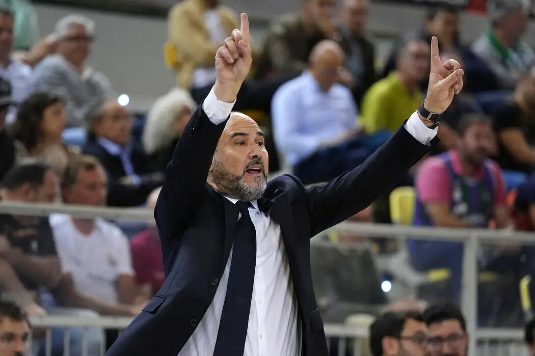 Chus Mateo indica la strada ai suoi