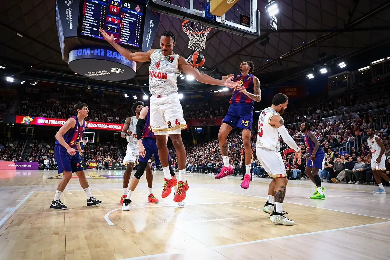 Blossomgame schiaccia a canestro