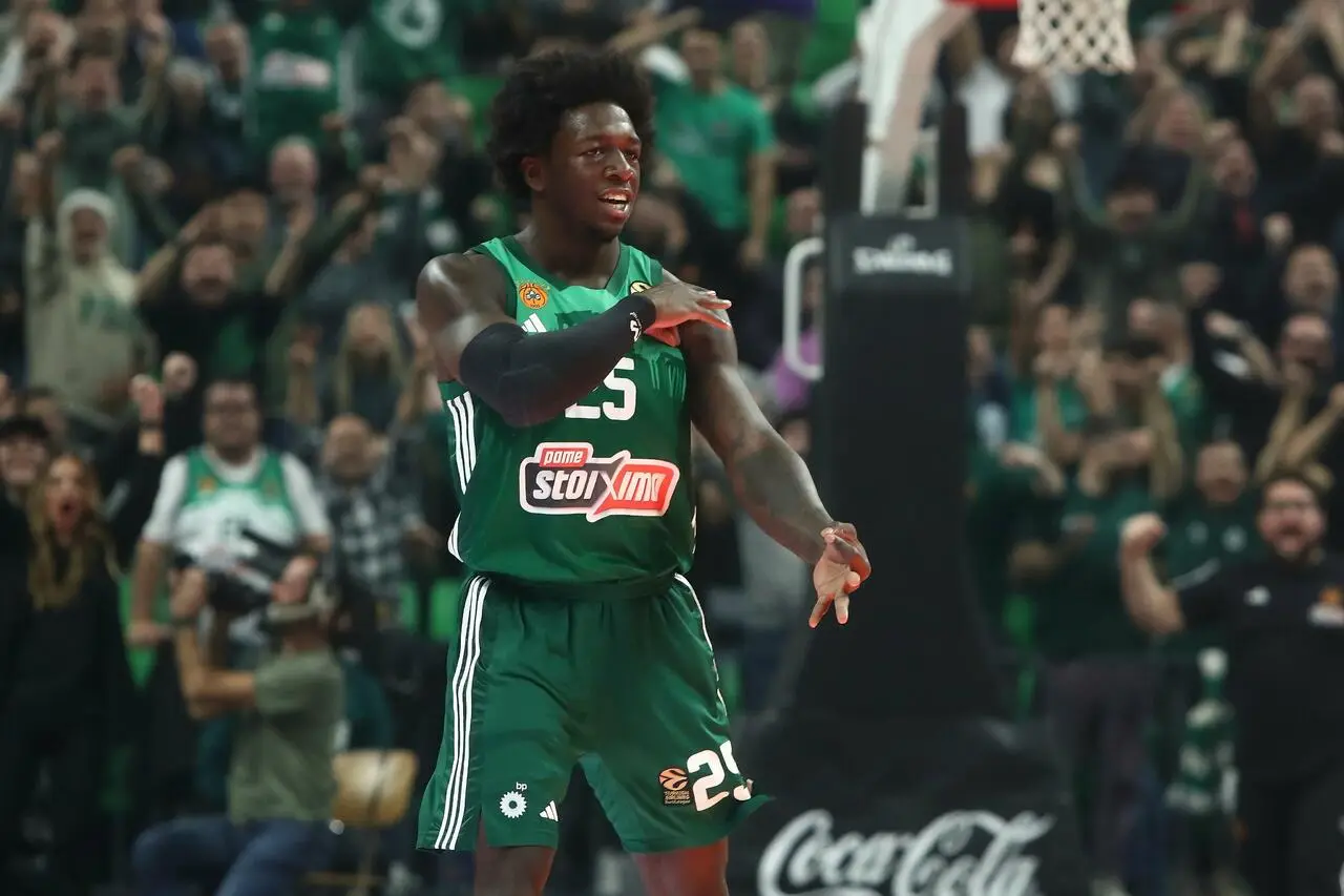 Nunn, Panathinaikos festeggia una tripla contro l'Olimpia
