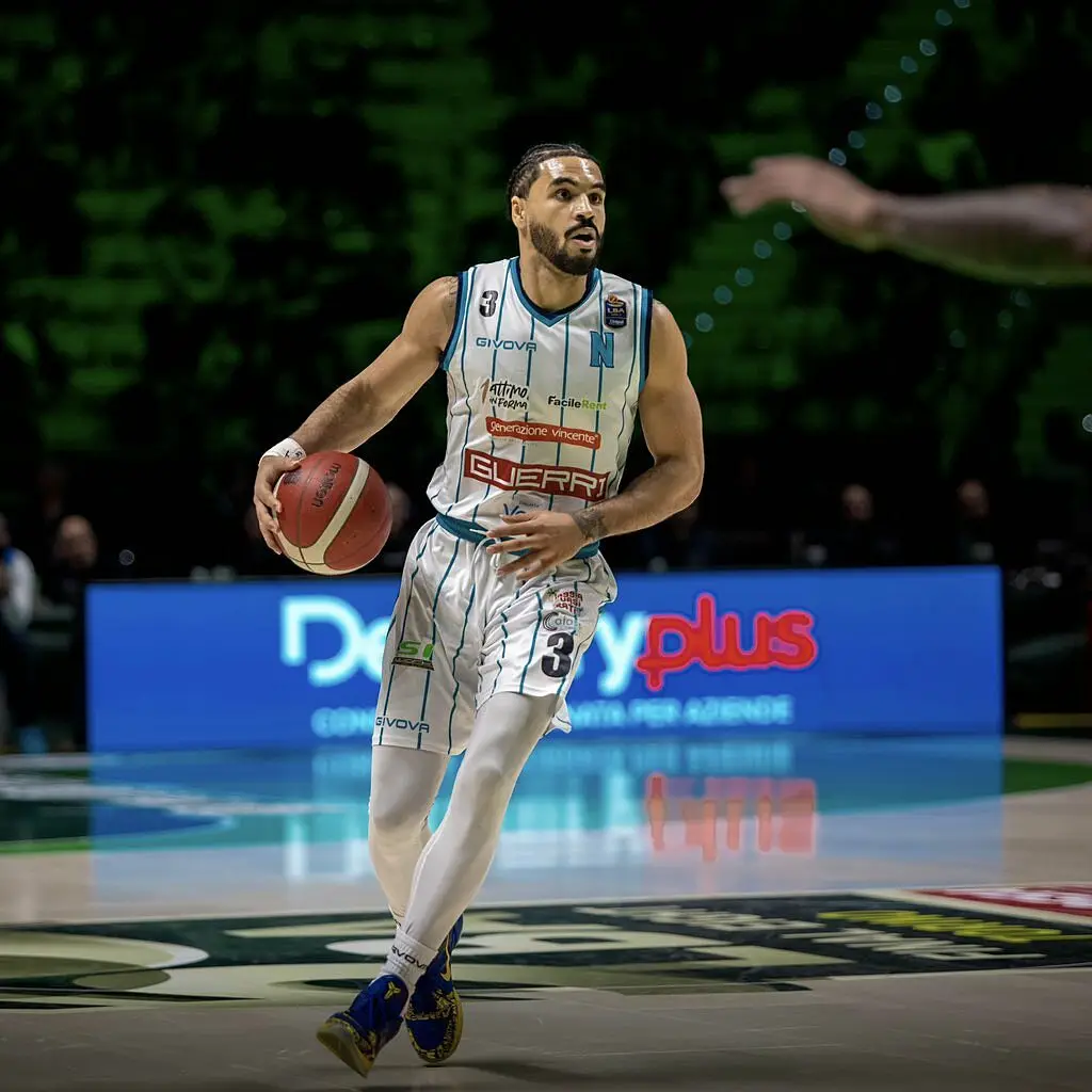Naz Mitrou-Long in azione con Napoli