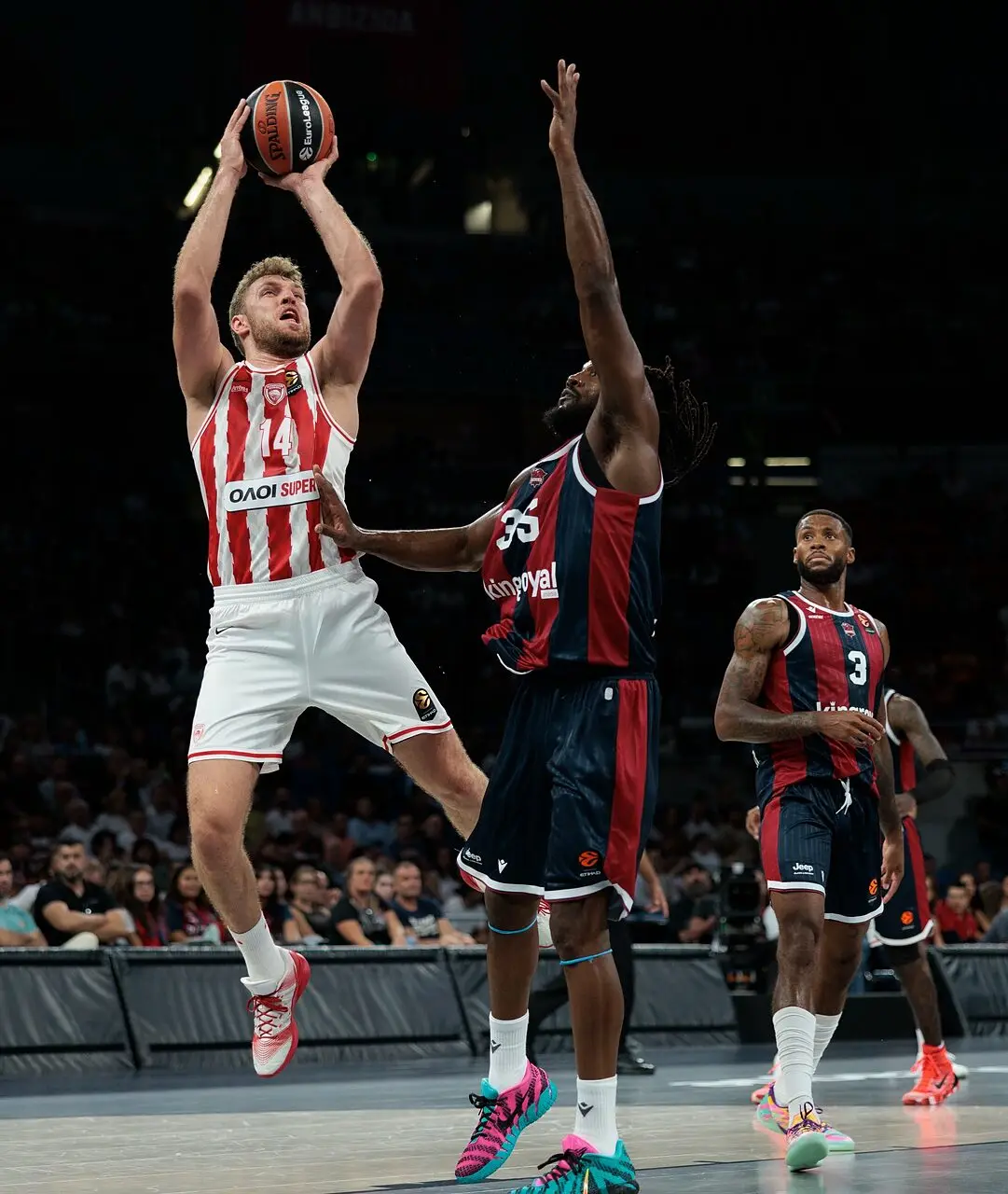 SASHA VEZENKOV protagonista nel successo contro il Baskonia