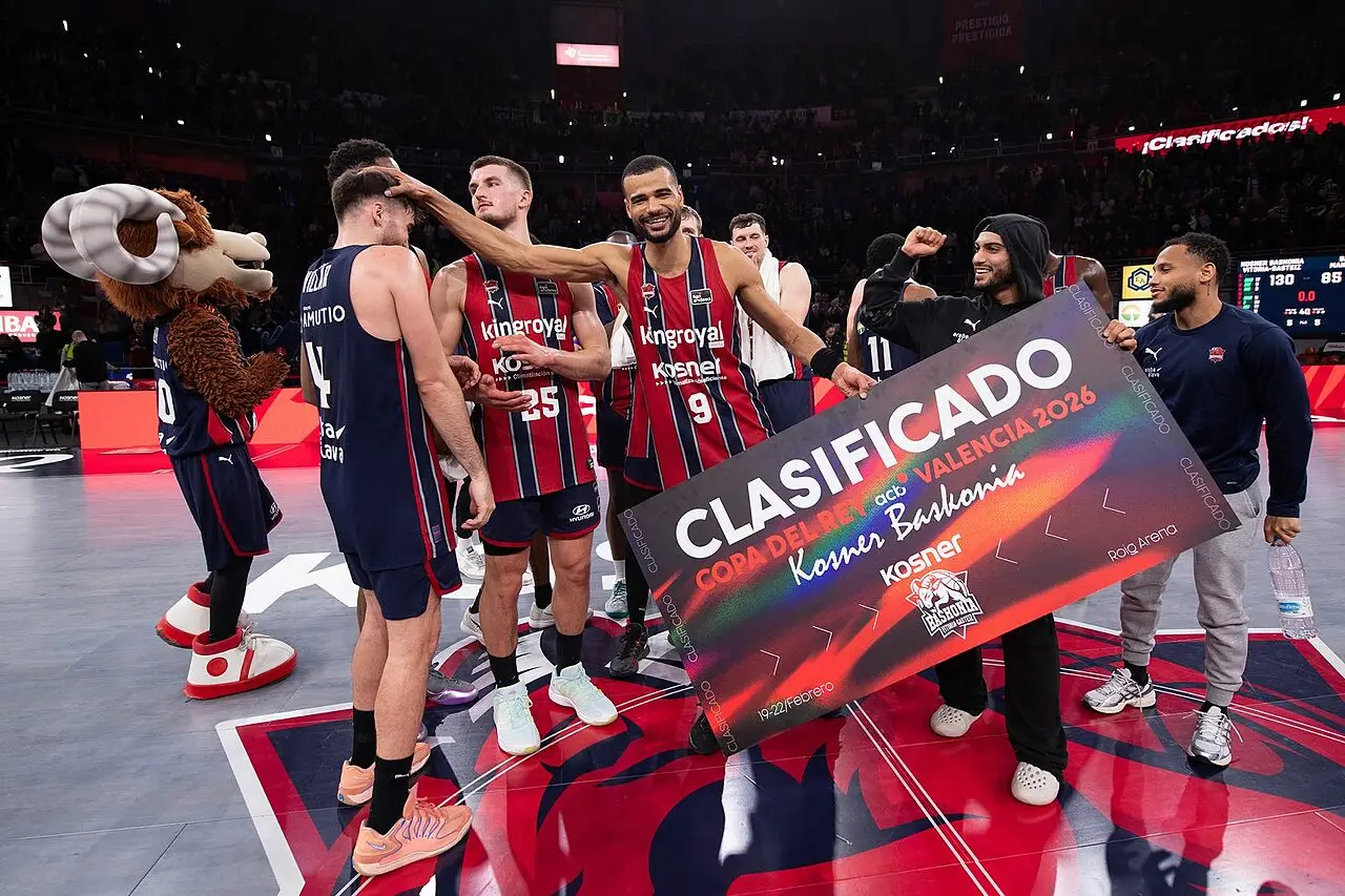 Baskonia con il cartello che certifica la qualificazione
