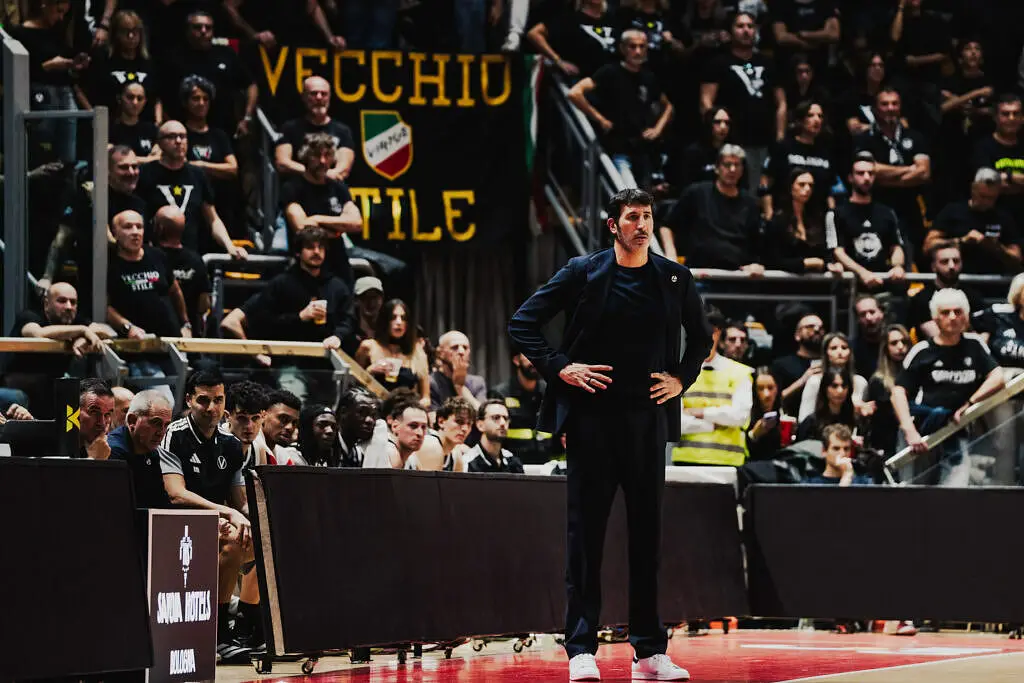 Alex Mumbrù allena la sua Virtus