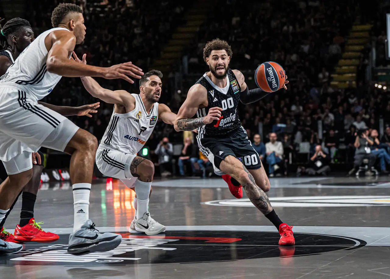 Cordinier accerchiato da maglie Real Madrid