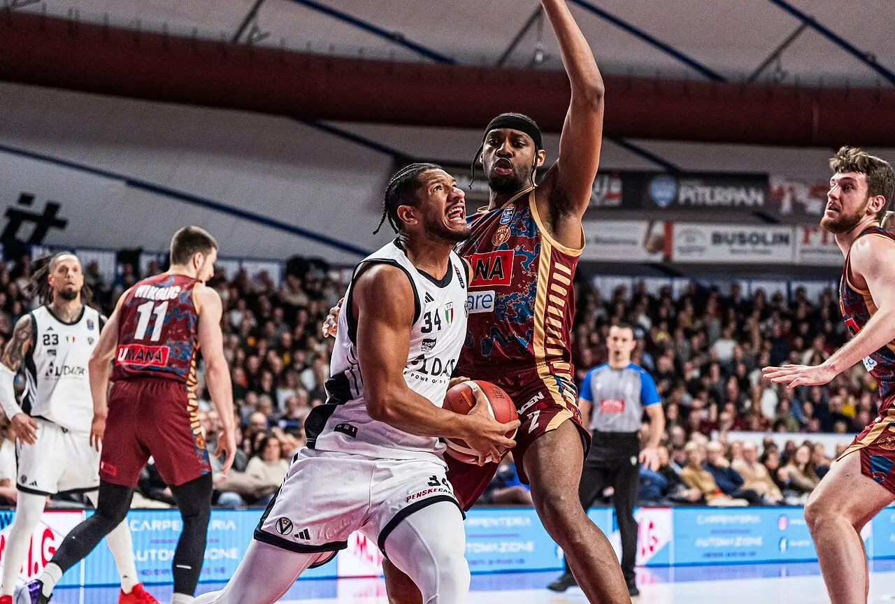 Jallow attacca Horton