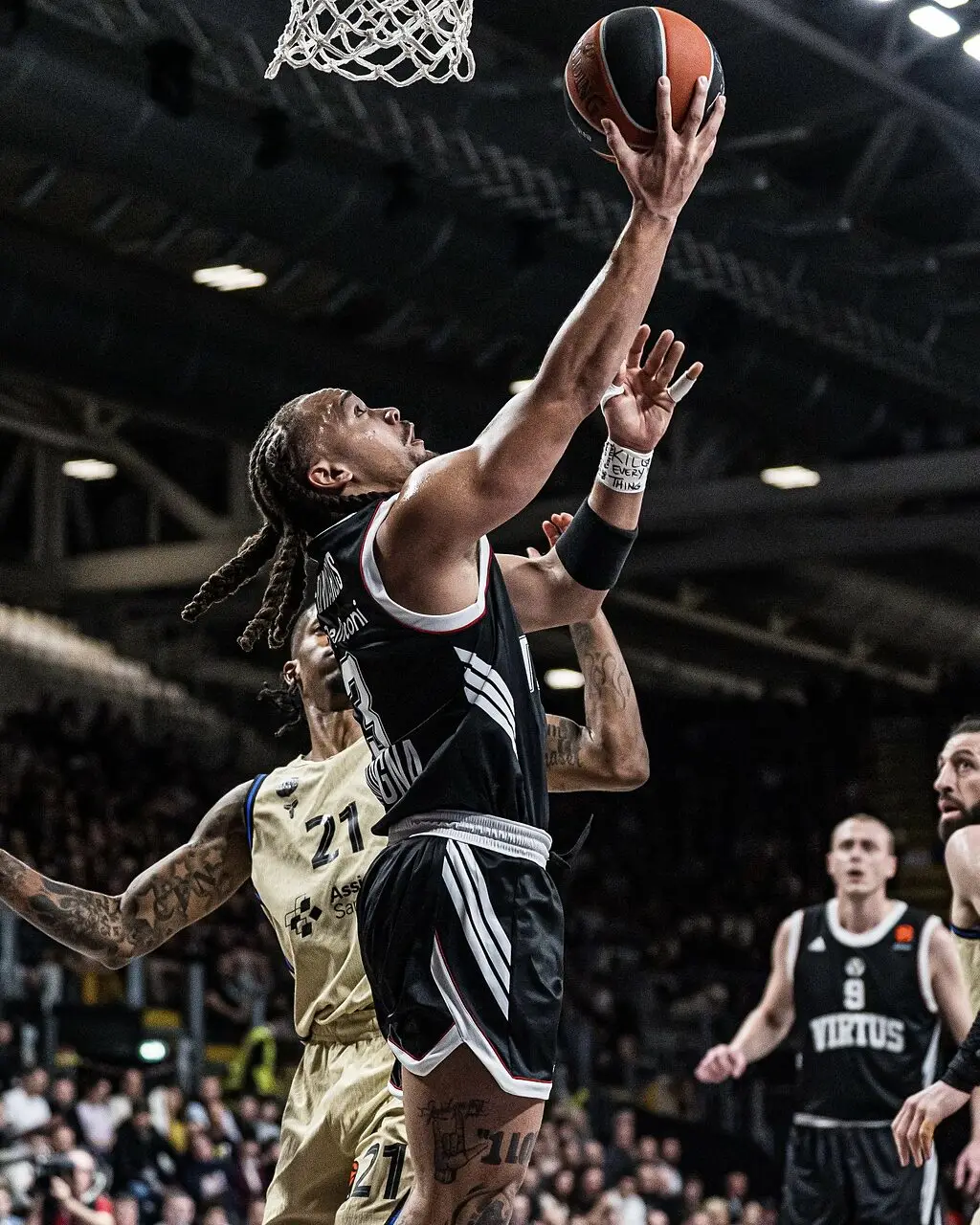 Carsen Edwards in azione con la Virtus