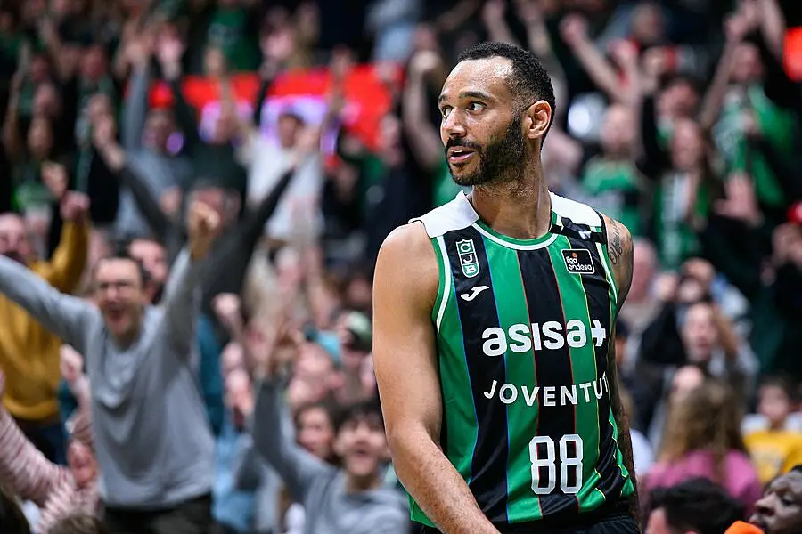 Hanga attorniato dalla gioia dei tifosi