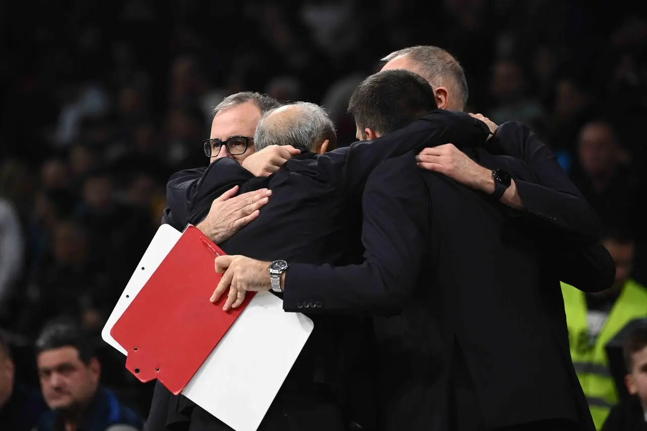 Messina abbraccia lo staff dopo la vittoria a Belgrado