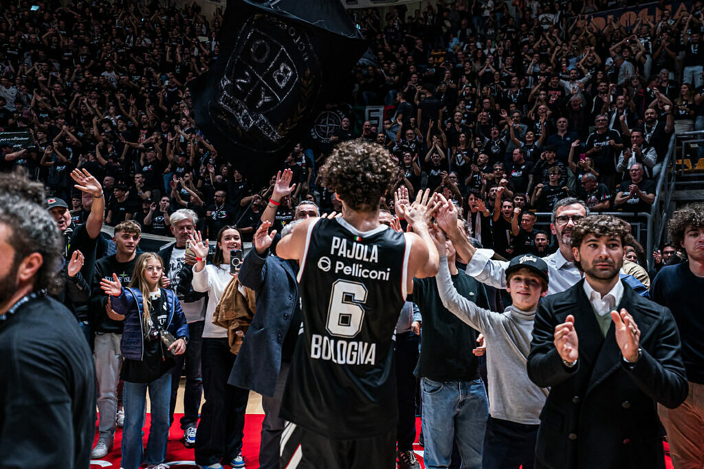 Alessandro Pajola festeggia con i tifosi una vittoria della Virtus