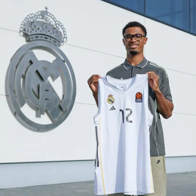 Maledon posa con la maglia del Real