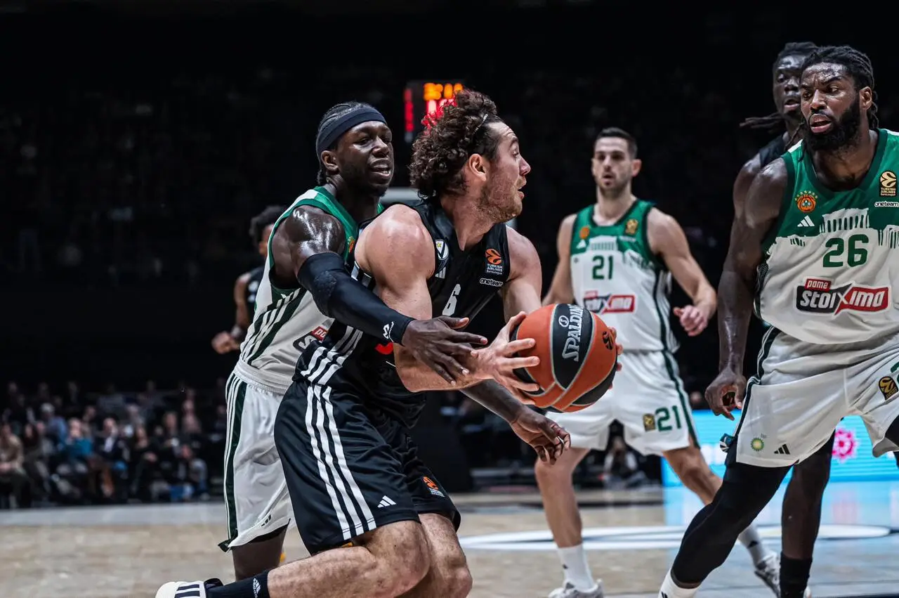 Pajola e Nunn si contendono il pallone