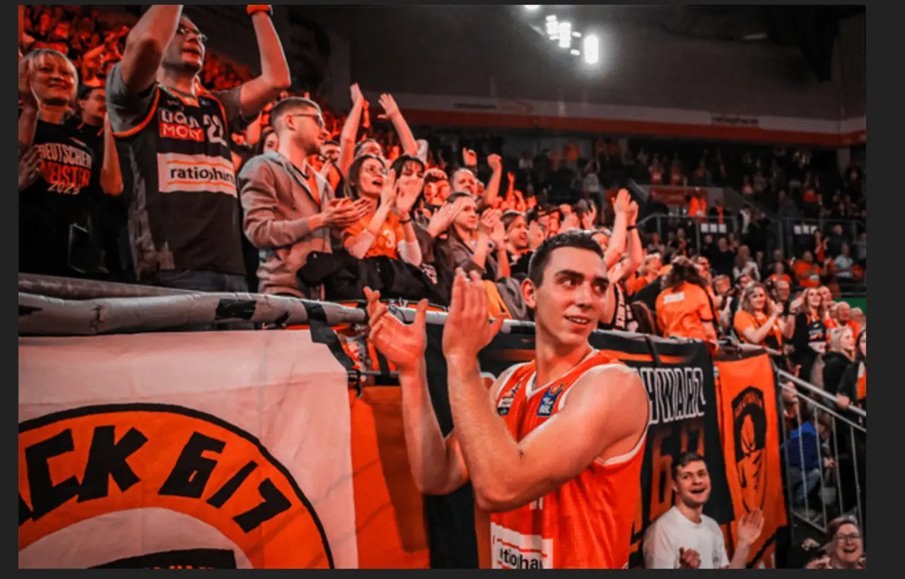 Jessup festeggia con i tifosi di Ulm