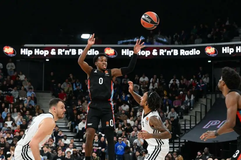TJ Shorts alza una palla per Kevarrius Hayes