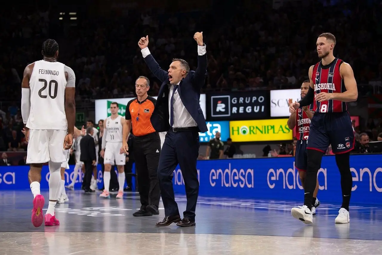 Paolo Galbiati esulta per il successo sul Real Madrid in Liga Endesa