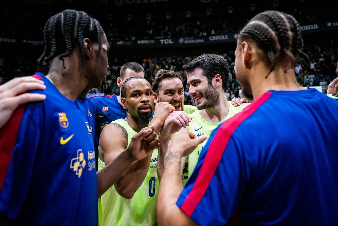 I giocatori del Barça a raccolta dopo la vittoria