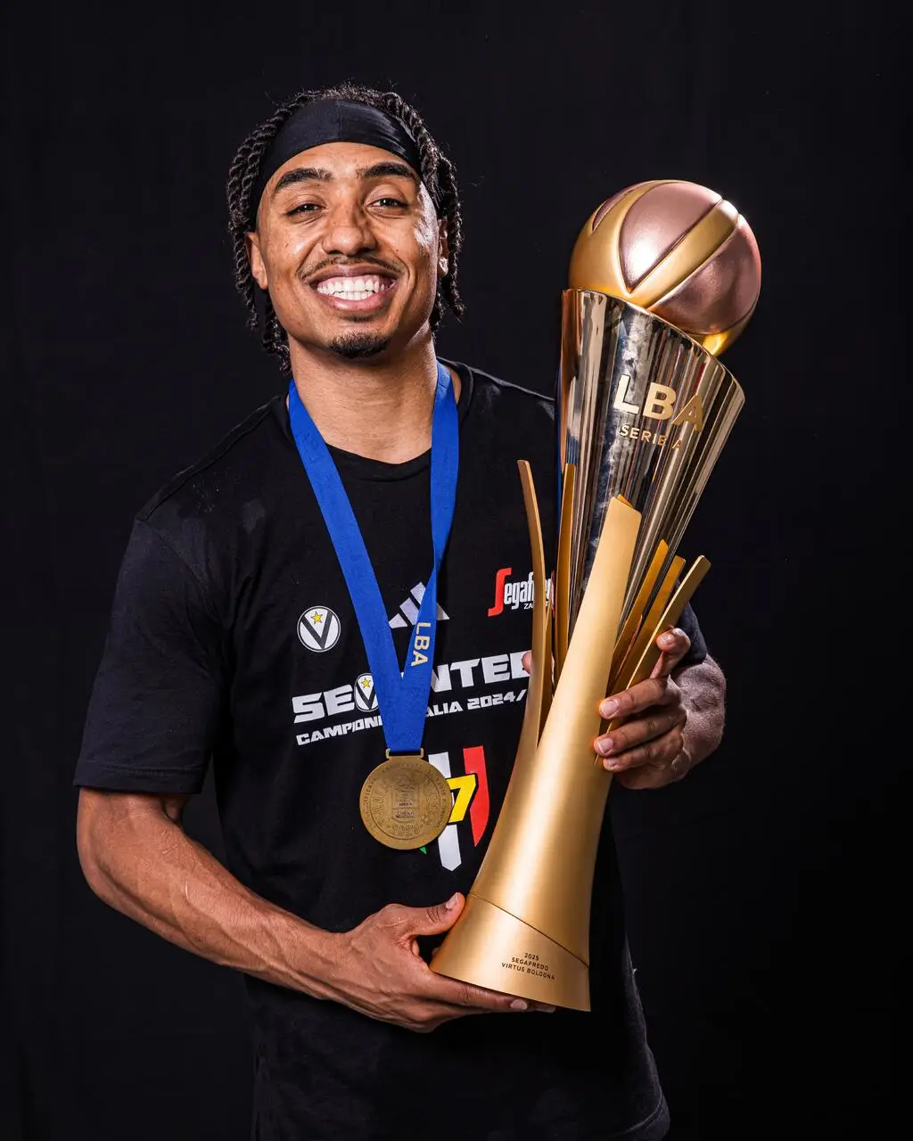 Brandon Taylor con la coppa dello scudetto