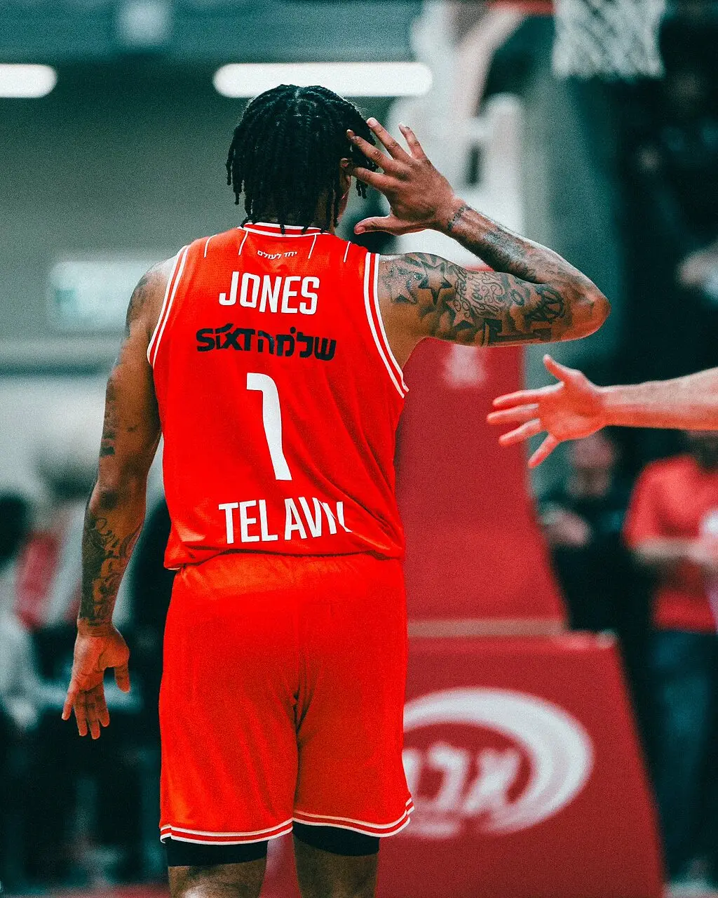 Jones  in azione con l'Hapoel