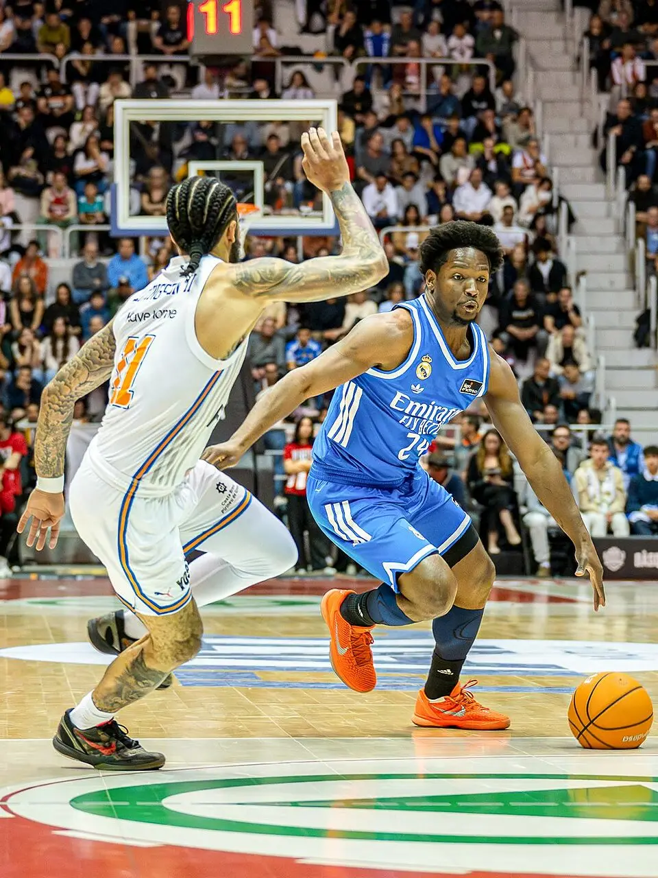 Feliz attacca Livingston