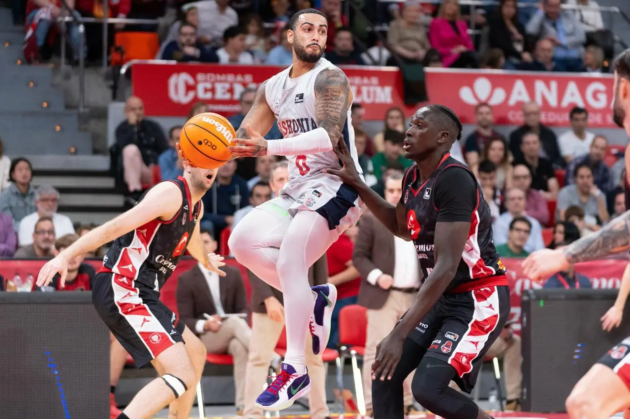 Markus Howard in mezzo a due avversari