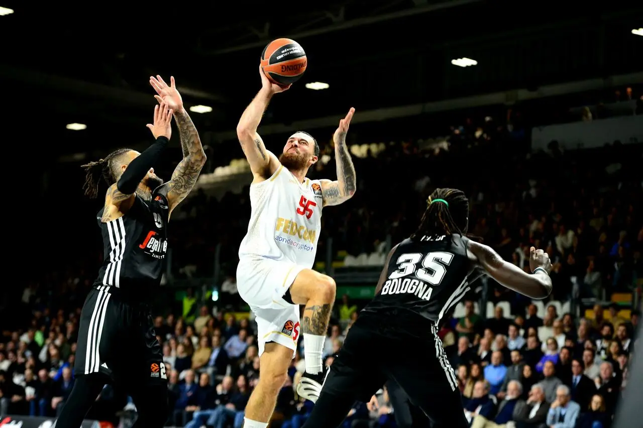 Mike James tira contro Hackett