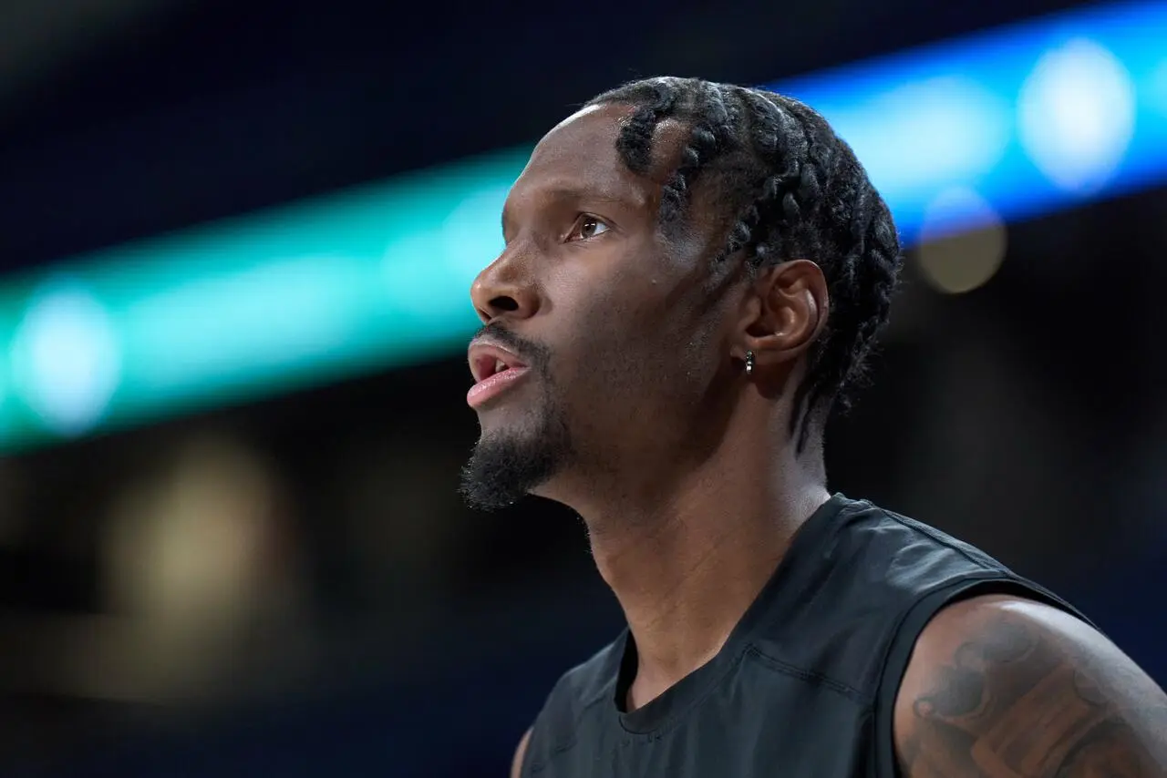 Nigel Hayes-Davis durante il riscaldamento