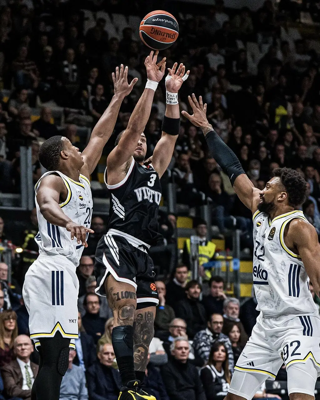 Carsen Edwards in azione con la Virtus