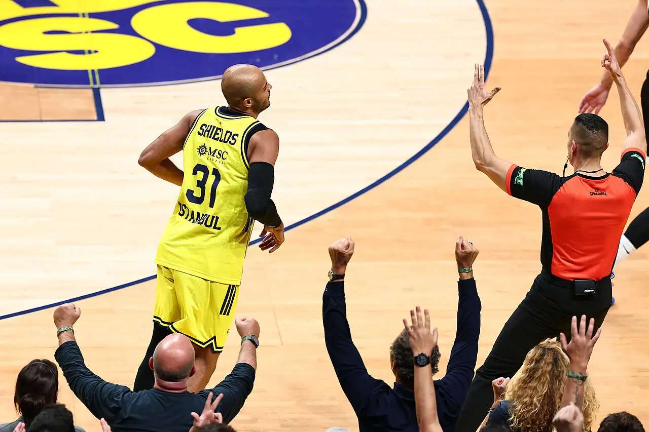 Shields guida il Fenerbahce
