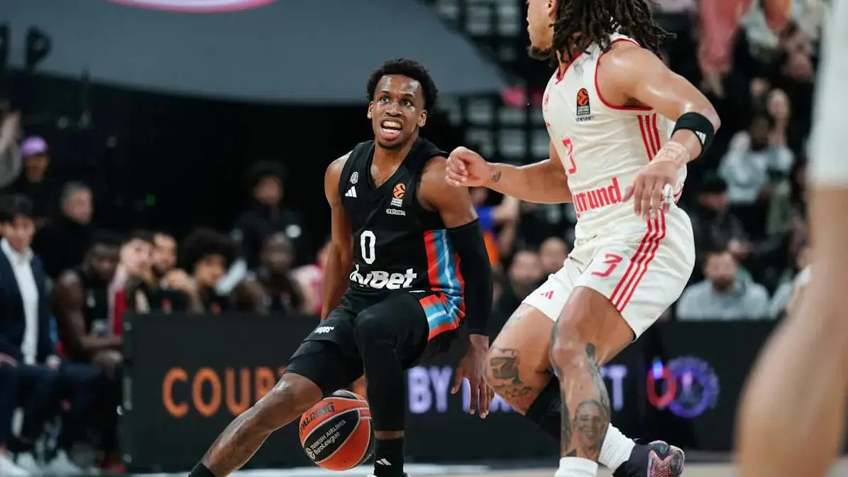 TJ Shorts e Carsen Edwards si affrontano