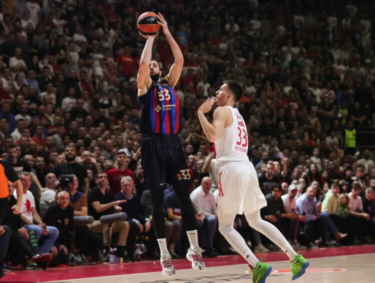 Nikola Mirotic in maglia Barça al tiro contro Filip Petrusev nel 2022