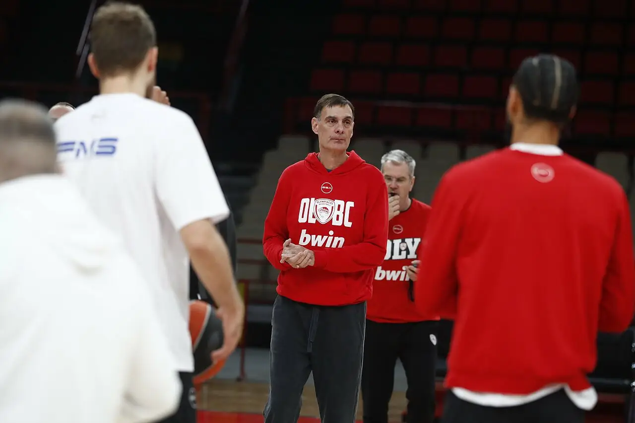 Georgios Bartzokas nell'ultimo allenamento prima della sfida con il Barça
