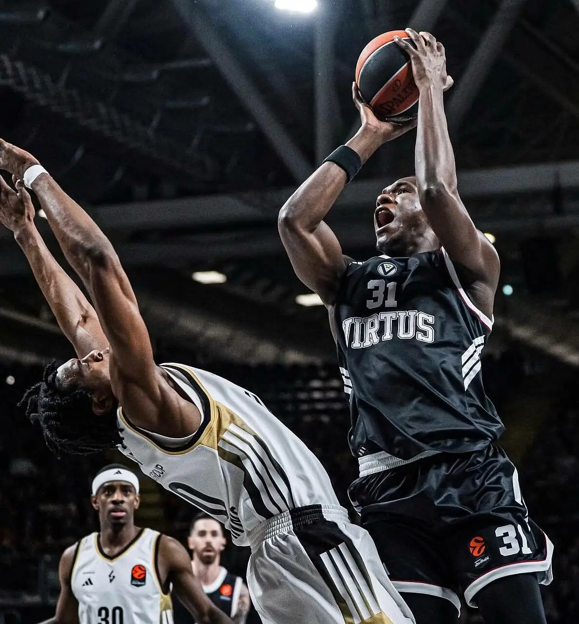Aliou Diarra in azione contro l'Asvel