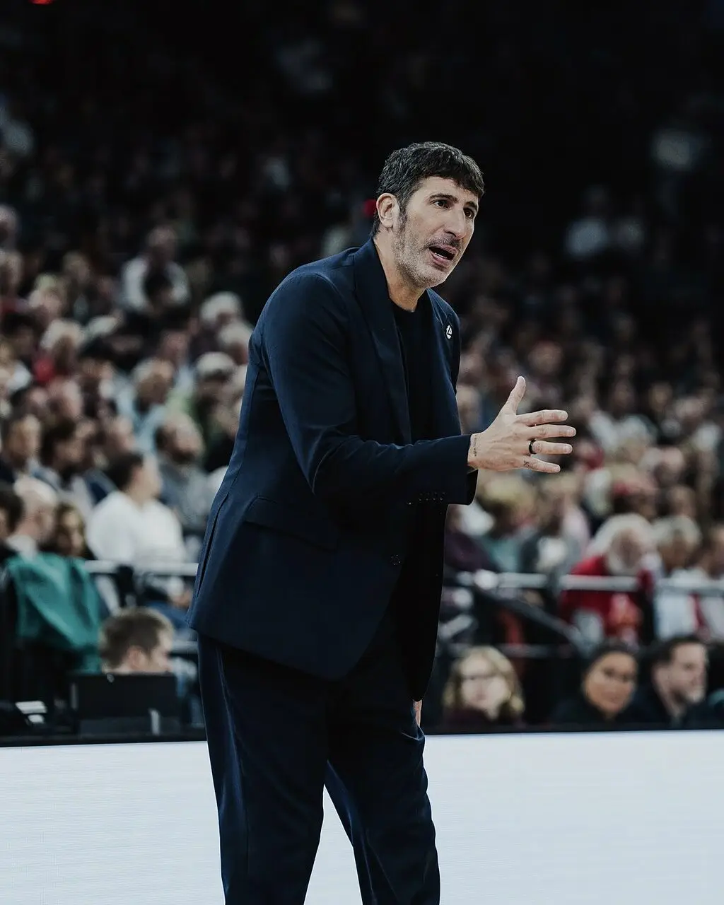 Alex Mumbrù fornisce indicazioni alla sua Virtus