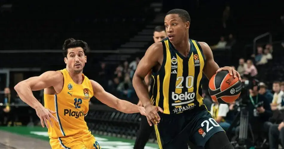 Devon Hall conduce l'azione palla in mano