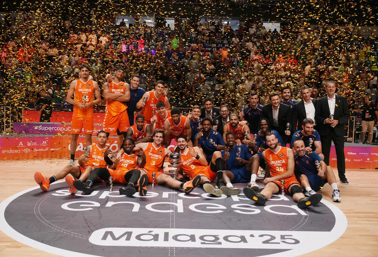 Valencia e la foto di rito da campione di Supercopa 2025