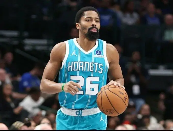 Dinwiddie in maglia Hornets