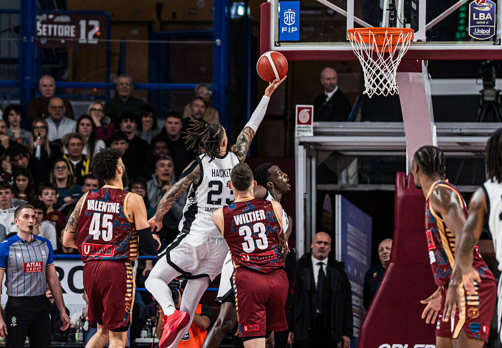 Daniel Hackett in azione con la Virtus