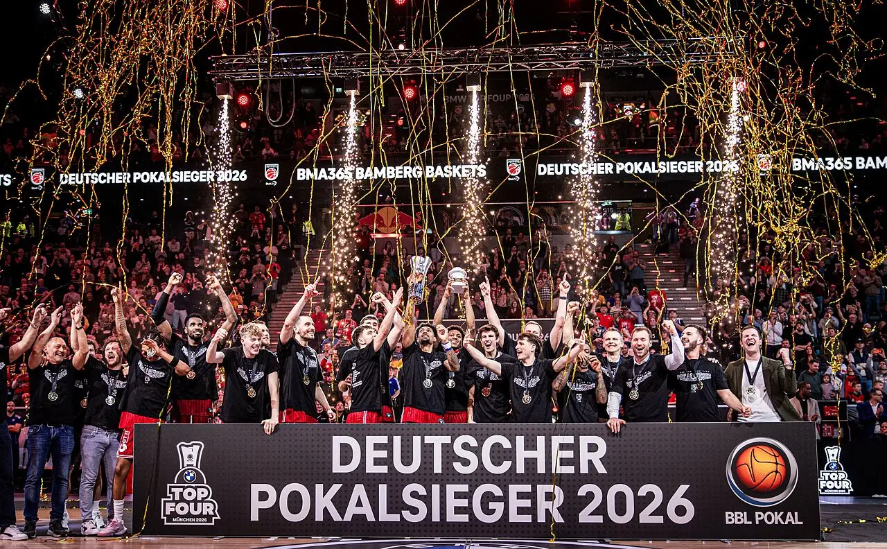 Il Bamberg alza la coppa di Germania