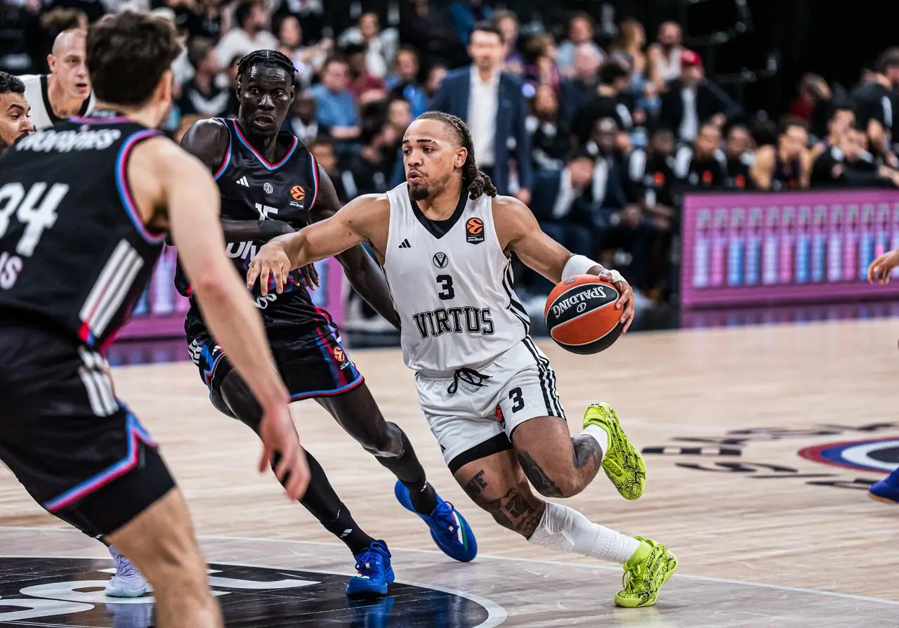 Carsen Edwards in azione contro Paris Basketball