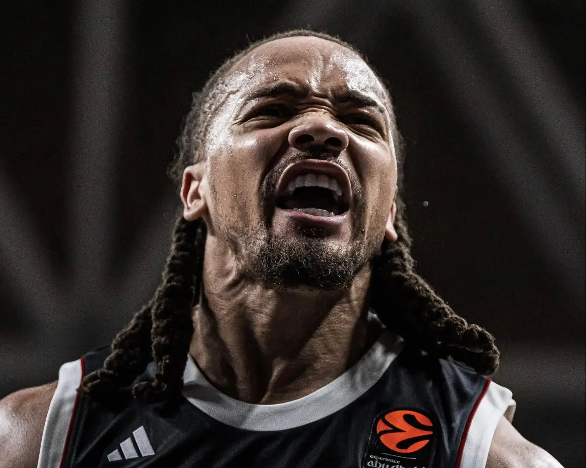 Carsen Edwards esulta dopo un canestro