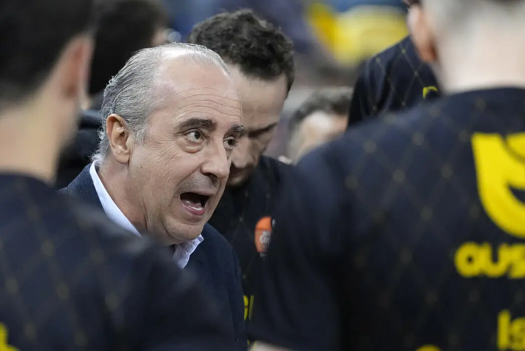 Txus Vidorreta durante un timeout contro il Barça