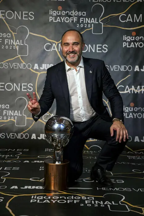 Chus Mateo festeggia la Liga 2025