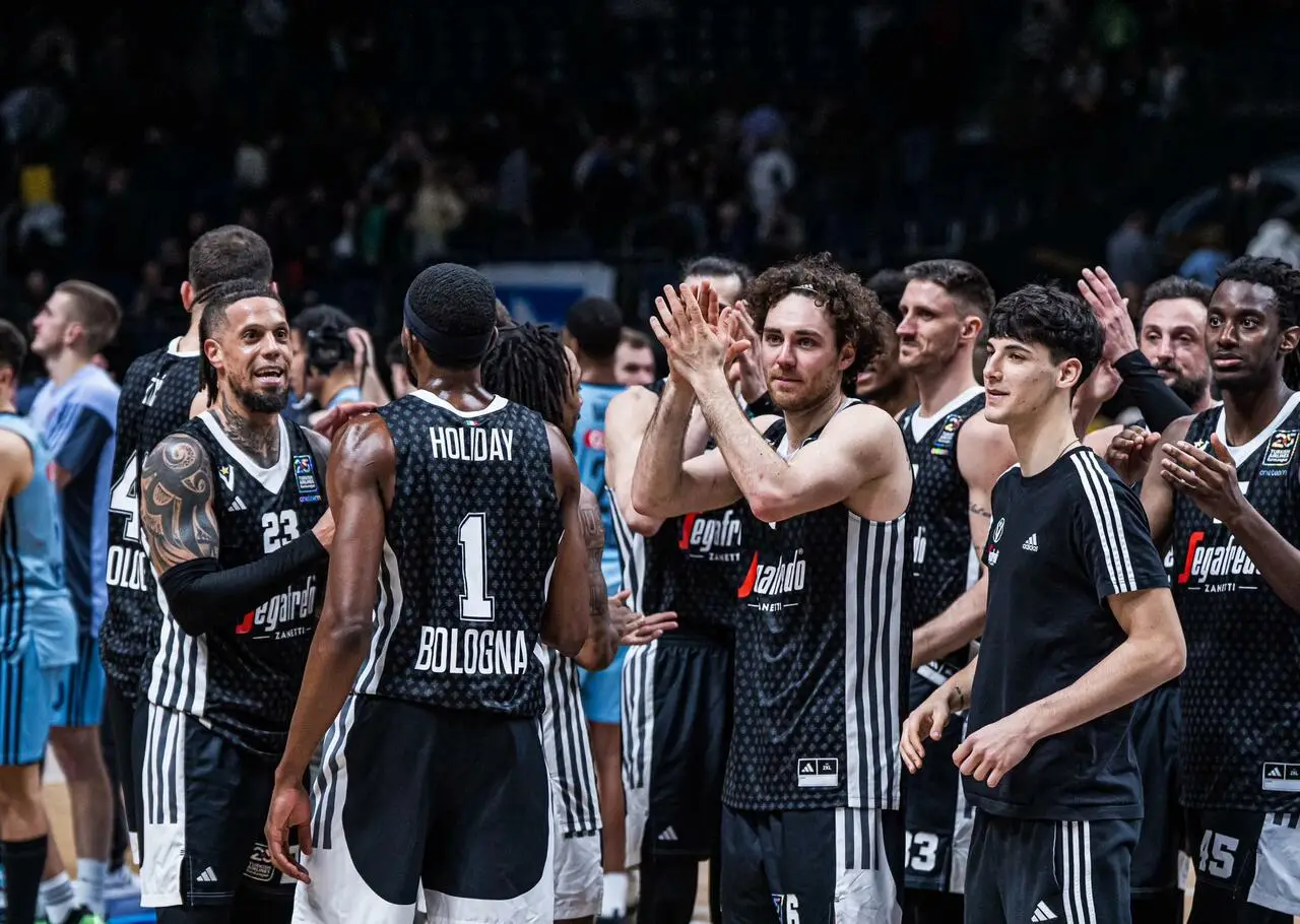 La Virtus festeggia la vittoria sull'Alba Berlino