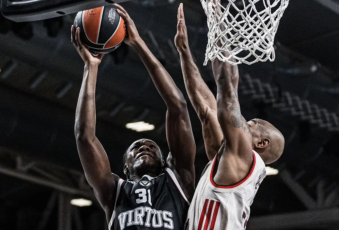 Aliou Diarra in azione contro il Bayern Monaco